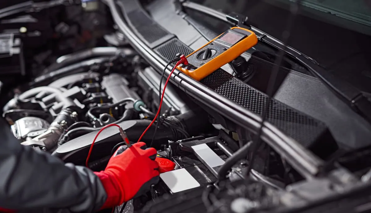 imagen de un técnico revisando el sistema eléctrico de un coche
