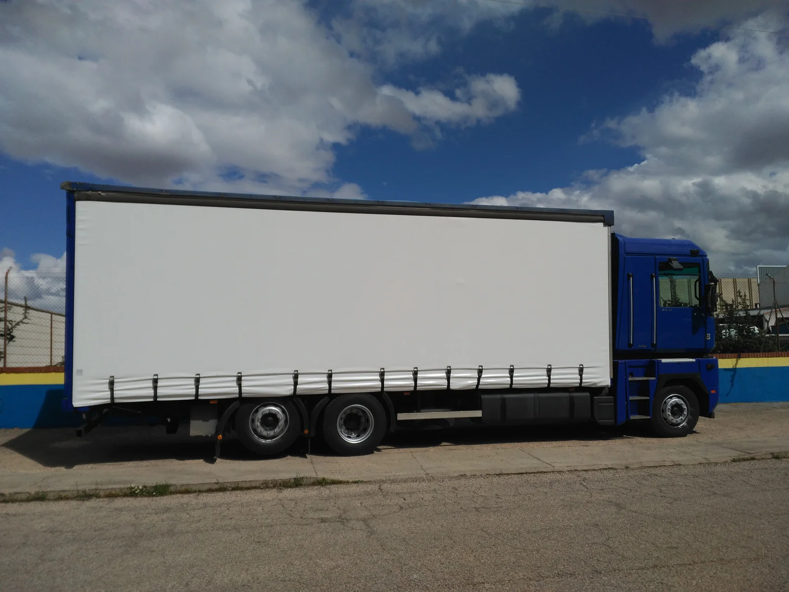 imagen de un técnico reparando la lona de un camión