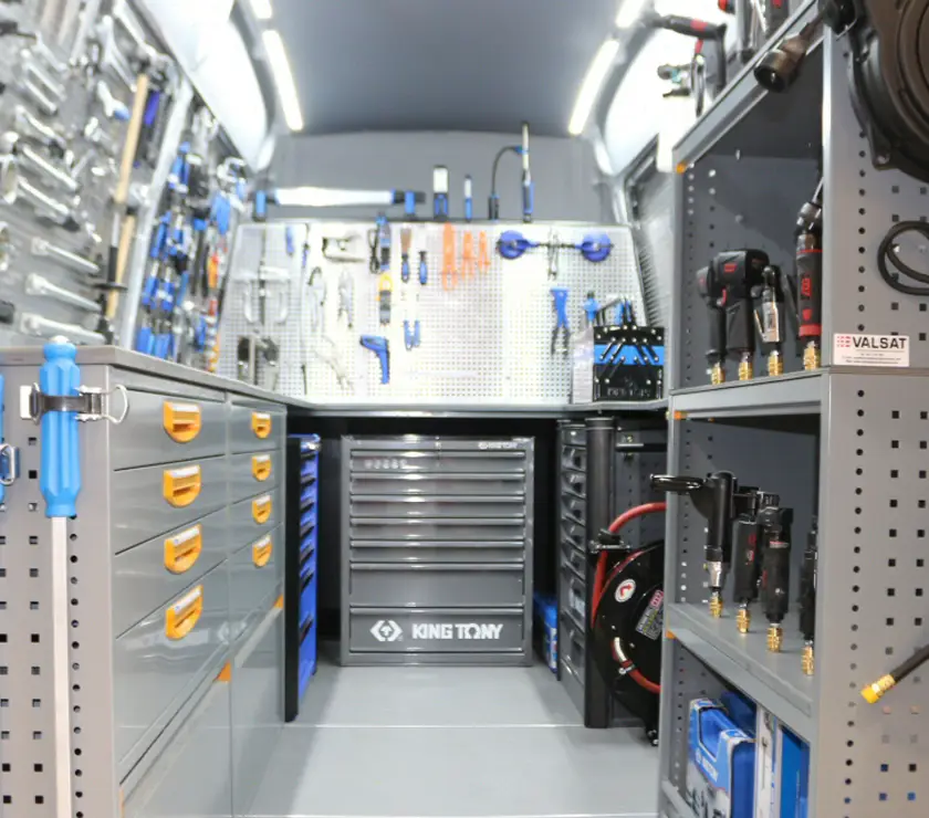 imagen de piso alquilado con un estilo moderno, limpio y un sillón amarillo moderno